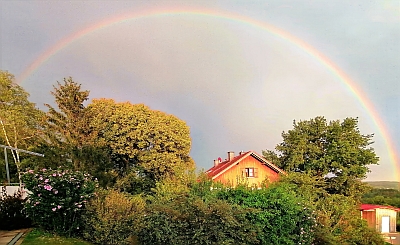 Hier ist ein Bild mit einem Regenbogen &uuml;ber einem Gartenhaus